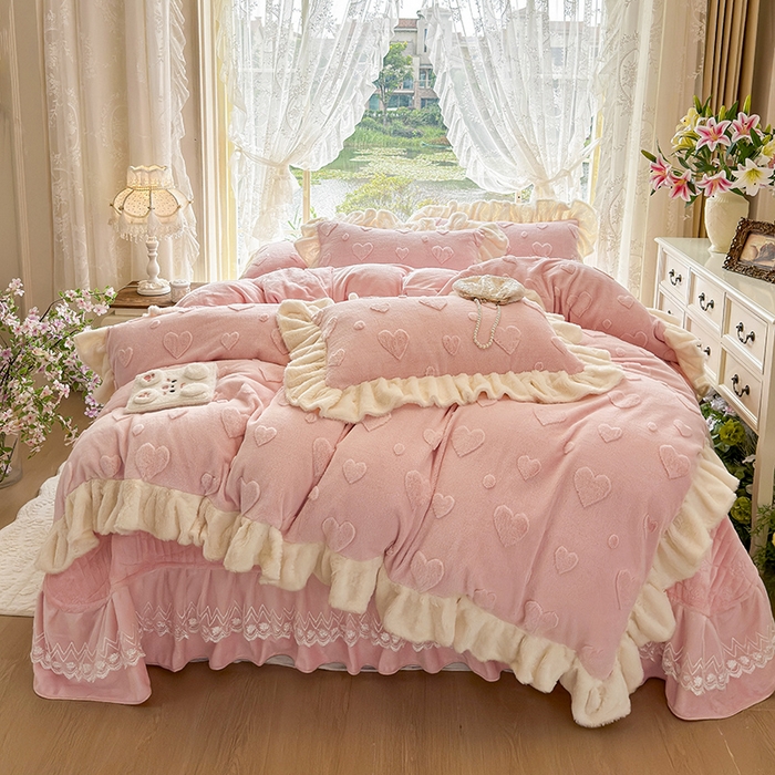 91家纺网 家纺一手货源 找家纺 宜凡家纺 2025新款兔绒提花牛奶绒夹棉床盖四件套 爱心 少女粉