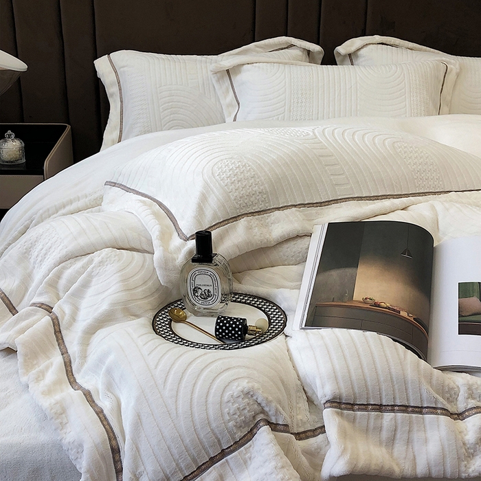 91家纺网 家纺一手货源 找家纺 （总）宜代光年 2025新款德绒260克牛奶绒织带系列四件套