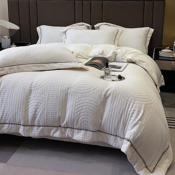 91家纺网 家纺一手货源 找家纺 （总）宜代光年 2025新款德绒260克牛奶绒织带系列四件套