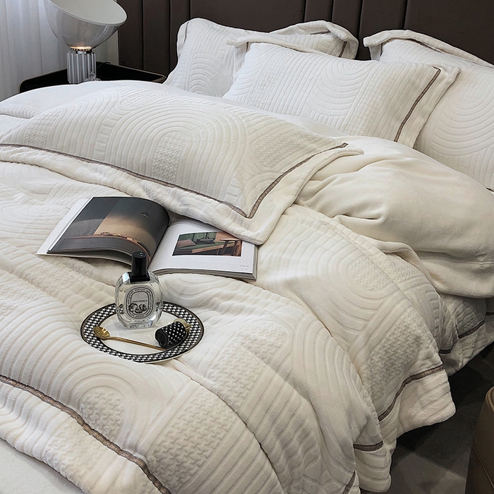 91家纺网 家纺一手货源 找家纺 （总）宜代光年 2025新款德绒260克牛奶绒织带系列四件套