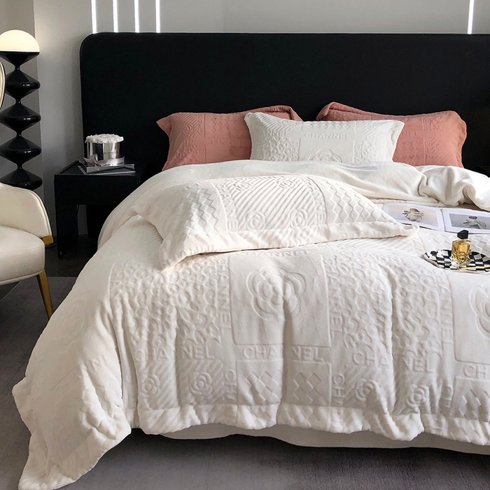 91家纺网 家纺一手货源 找家纺 宜代光年 2025新款德绒260克牛奶绒织带系列四件套 伊卡洛斯-米月白