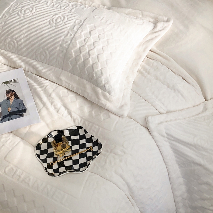 91家纺网 家纺一手货源 找家纺 宜代光年 2025新款德绒260克牛奶绒织带系列四件套 伊卡洛斯-米月白