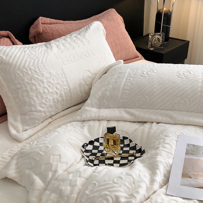 91家纺网 家纺一手货源 找家纺 宜代光年 2025新款德绒260克牛奶绒织带系列四件套 伊卡洛斯-米月白