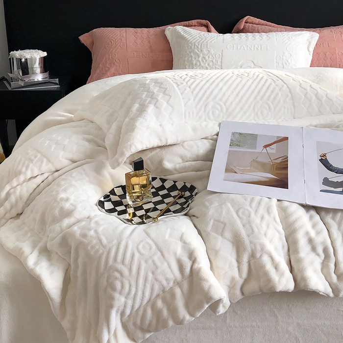 91家纺网 家纺一手货源 找家纺 宜代光年 2025新款德绒260克牛奶绒织带系列四件套 伊卡洛斯-米月白