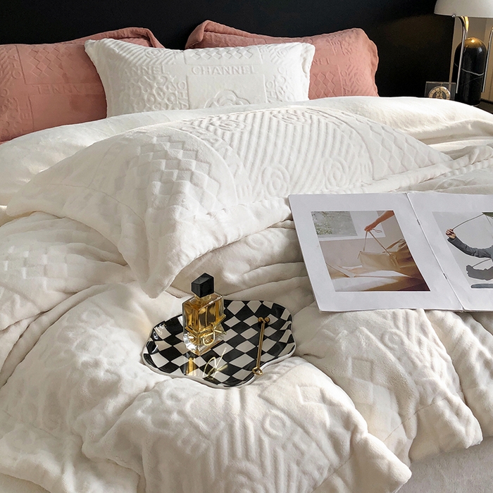 91家纺网 家纺一手货源 找家纺 宜代光年 2025新款德绒260克牛奶绒织带系列四件套 伊卡洛斯-米月白