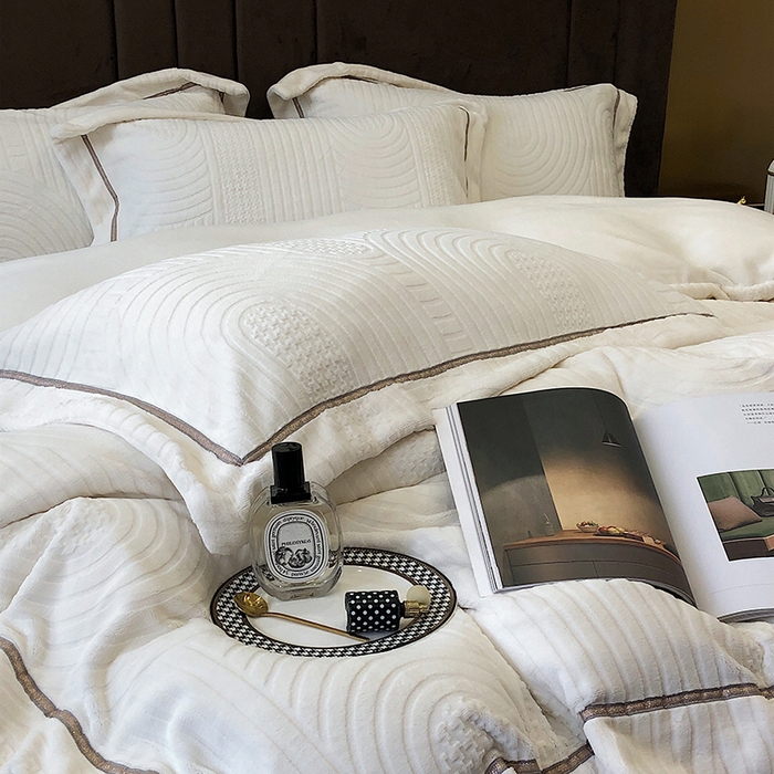 91家纺网 家纺一手货源 找家纺 宜代光年 2025新款德绒260克牛奶绒织带系列四件套 宽境-米白