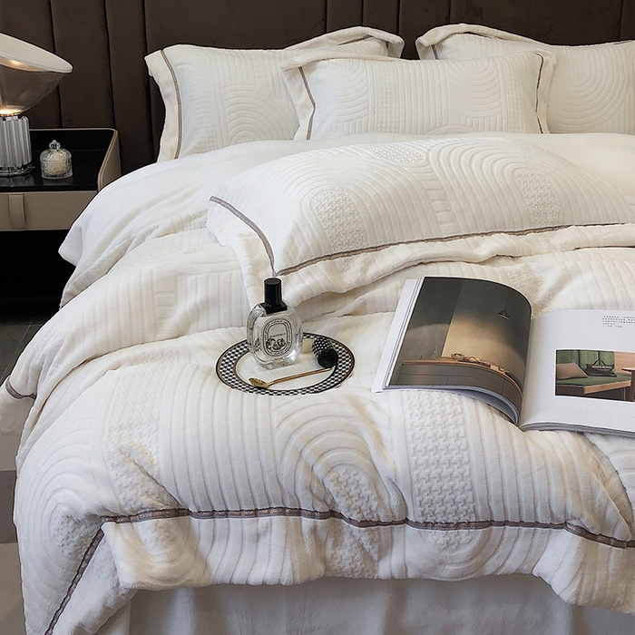 91家纺网 家纺一手货源 找家纺 宜代光年 2025新款德绒260克牛奶绒织带系列四件套 宽境-米白