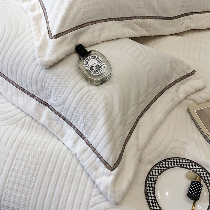 91家纺网 家纺一手货源 找家纺 宜代光年 2025新款德绒260克牛奶绒织带系列四件套 宽境-米白