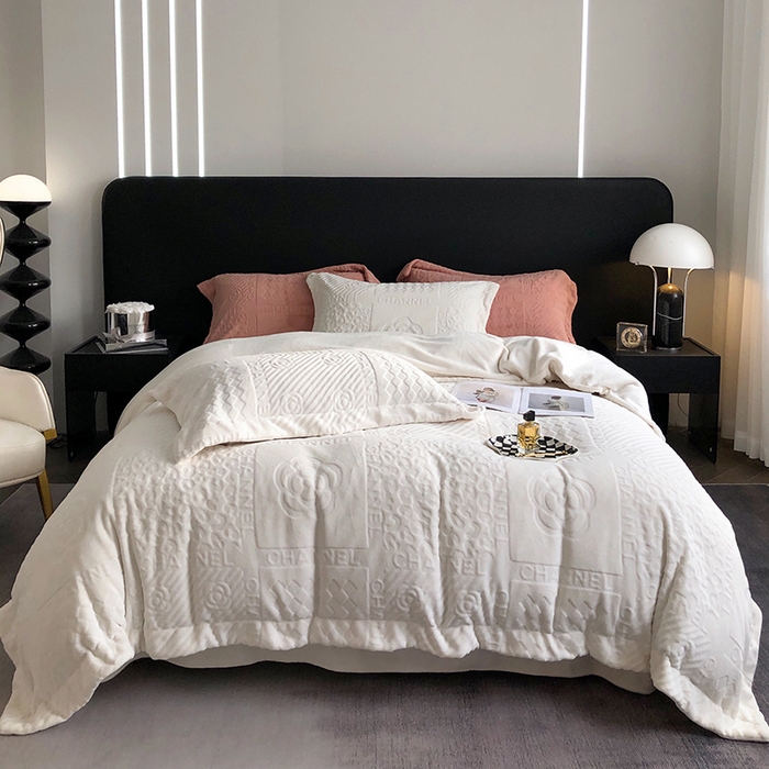 91家纺网 家纺一手货源 找家纺 宜代光年 2025新款德绒260克牛奶绒织带系列四件套 伊卡洛斯-米月白