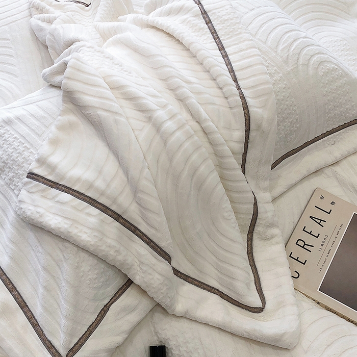 91家纺网 家纺一手货源 找家纺 宜代光年 2025新款德绒260克牛奶绒织带系列四件套 宽境-米白