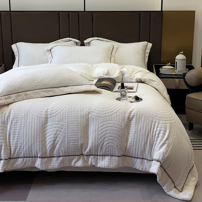 91家纺网 家纺一手货源 找家纺 宜代光年 2025新款德绒260克牛奶绒织带系列四件套 宽境-米白