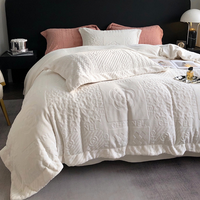 91家纺网 家纺一手货源 找家纺 宜代光年 2025新款德绒260克牛奶绒织带系列四件套 伊卡洛斯-米月白