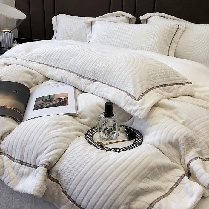 91家纺网 家纺一手货源 找家纺 宜代光年 2025新款德绒260克牛奶绒织带系列四件套 宽境-米白