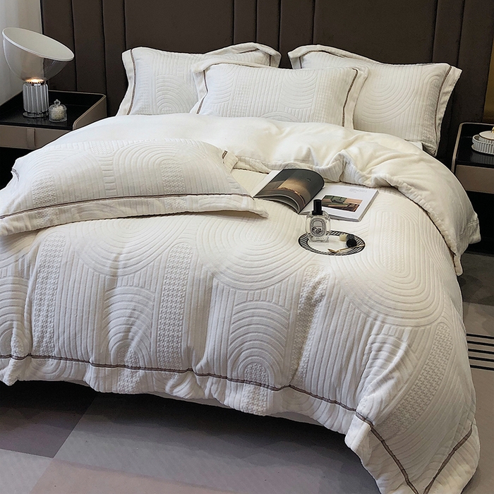 91家纺网 家纺一手货源 找家纺 宜代光年 2025新款德绒260克牛奶绒织带系列四件套 宽境-米白