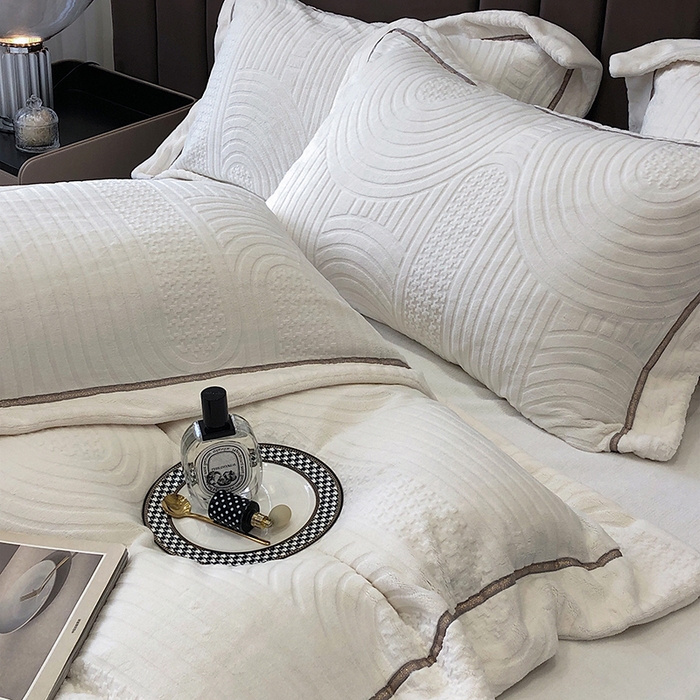 91家纺网 家纺一手货源 找家纺 宜代光年 2025新款德绒260克牛奶绒织带系列四件套 宽境-米白