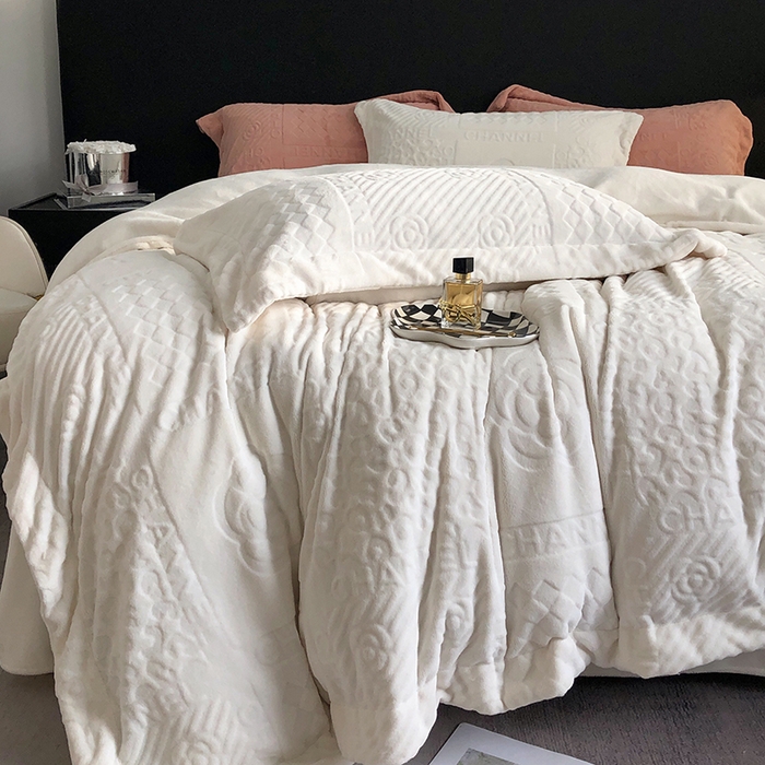 91家纺网 家纺一手货源 找家纺 宜代光年 2025新款德绒260克牛奶绒织带系列四件套 伊卡洛斯-米月白