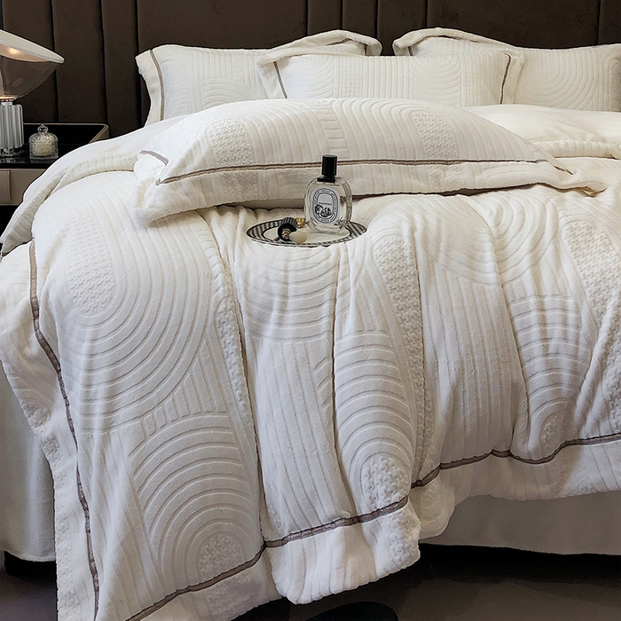 91家纺网 家纺一手货源 找家纺 宜代光年 2025新款德绒260克牛奶绒织带系列四件套 宽境-米白