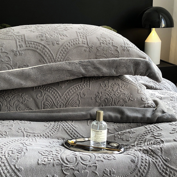 91家纺网 家纺一手货源 找家纺 宜代光年 2025新款德绒260克牛奶绒织带系列四件套 莱娜-钛灰