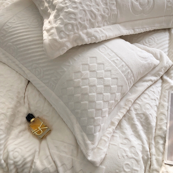 91家纺网 家纺一手货源 找家纺 宜代光年 2025新款德绒260克牛奶绒织带系列四件套 伊卡洛斯-米月白