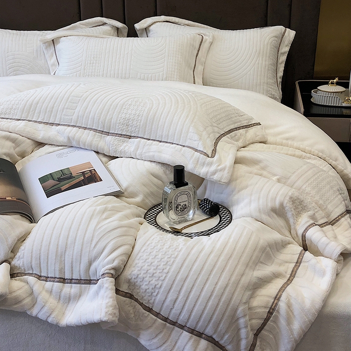 91家纺网 家纺一手货源 找家纺 宜代光年 2025新款德绒260克牛奶绒织带系列四件套 宽境-米白