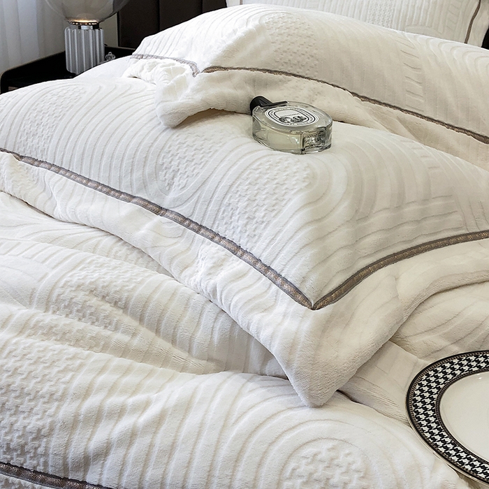 91家纺网 家纺一手货源 找家纺 宜代光年 2025新款德绒260克牛奶绒织带系列四件套 宽境-米白