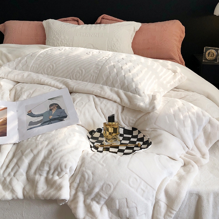 91家纺网 家纺一手货源 找家纺 宜代光年 2025新款德绒260克牛奶绒织带系列四件套 伊卡洛斯-米月白