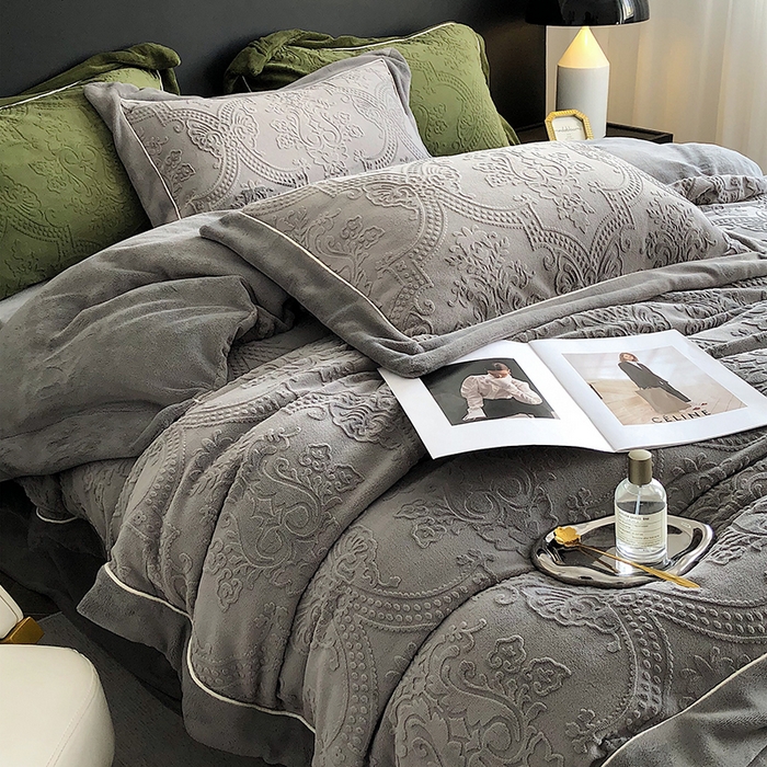 91家纺网 家纺一手货源 找家纺 宜代光年 2025新款德绒260克牛奶绒织带系列四件套 莱娜-钛灰