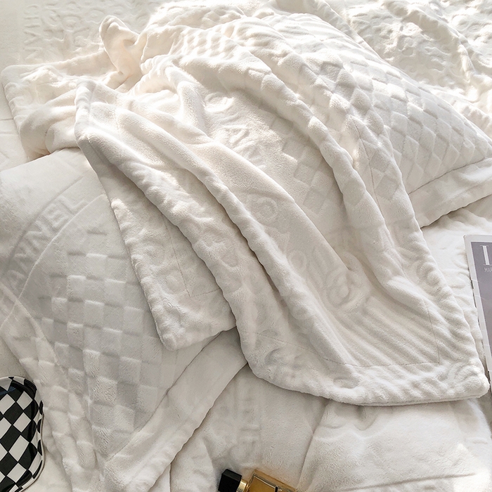 91家纺网 家纺一手货源 找家纺 宜代光年 2025新款德绒260克牛奶绒织带系列四件套 伊卡洛斯-米月白