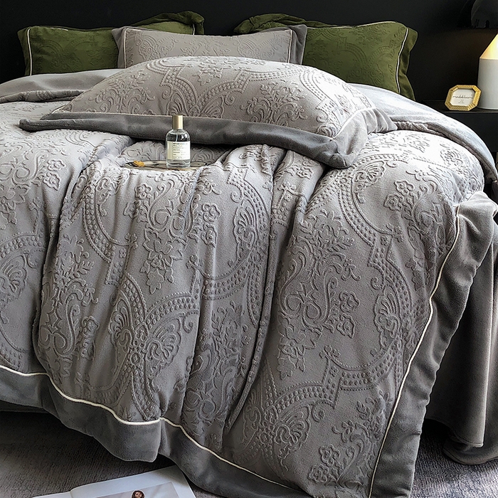 91家纺网 家纺一手货源 找家纺 宜代光年 2025新款德绒260克牛奶绒织带系列四件套 莱娜-钛灰