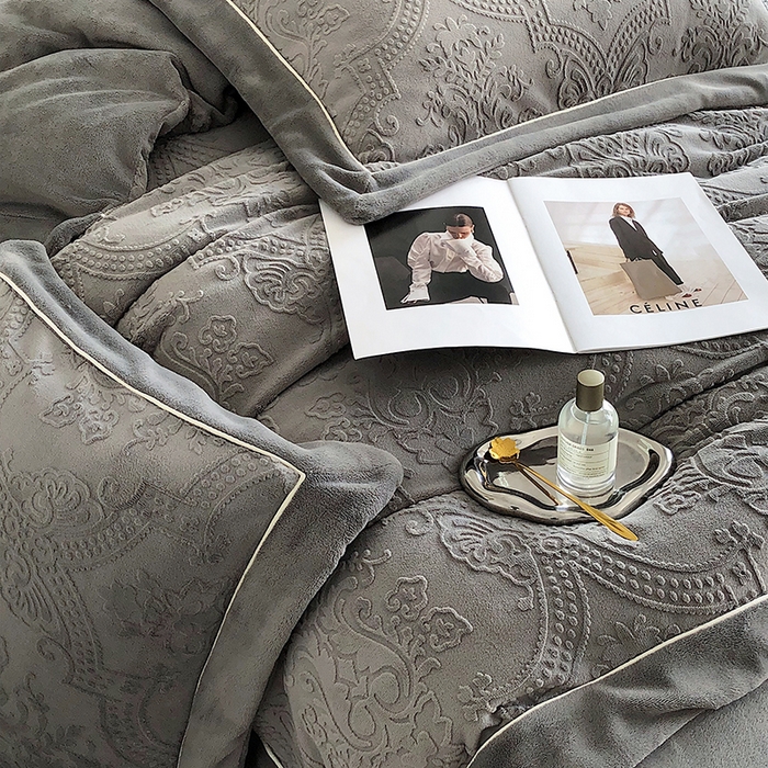 91家纺网 家纺一手货源 找家纺 宜代光年 2025新款德绒260克牛奶绒织带系列四件套 莱娜-钛灰