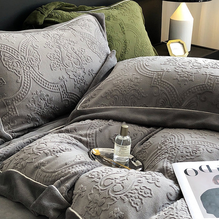 91家纺网 家纺一手货源 找家纺 宜代光年 2025新款德绒260克牛奶绒织带系列四件套 莱娜-钛灰