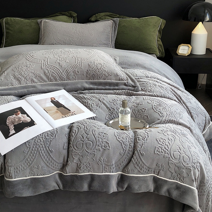 91家纺网 家纺一手货源 找家纺 宜代光年 2025新款德绒260克牛奶绒织带系列四件套 莱娜-钛灰