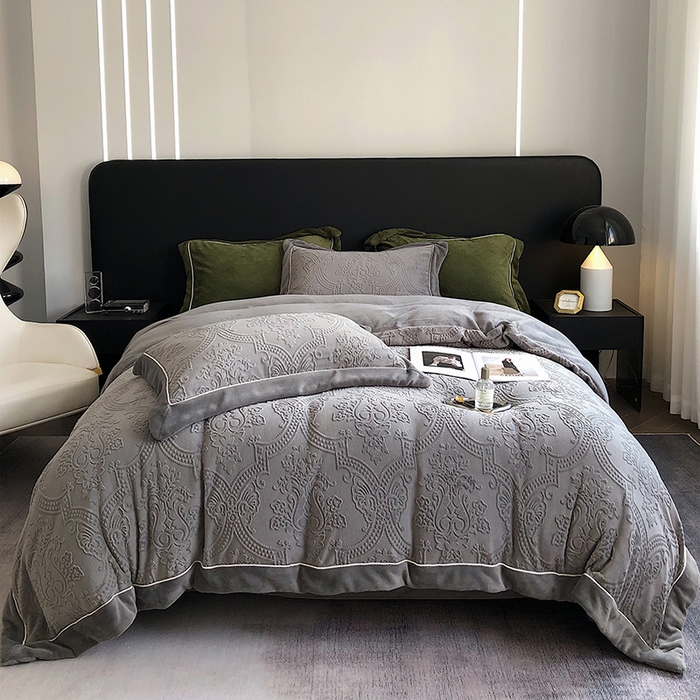 91家纺网 家纺一手货源 找家纺 宜代光年 2025新款德绒260克牛奶绒织带系列四件套 莱娜-钛灰