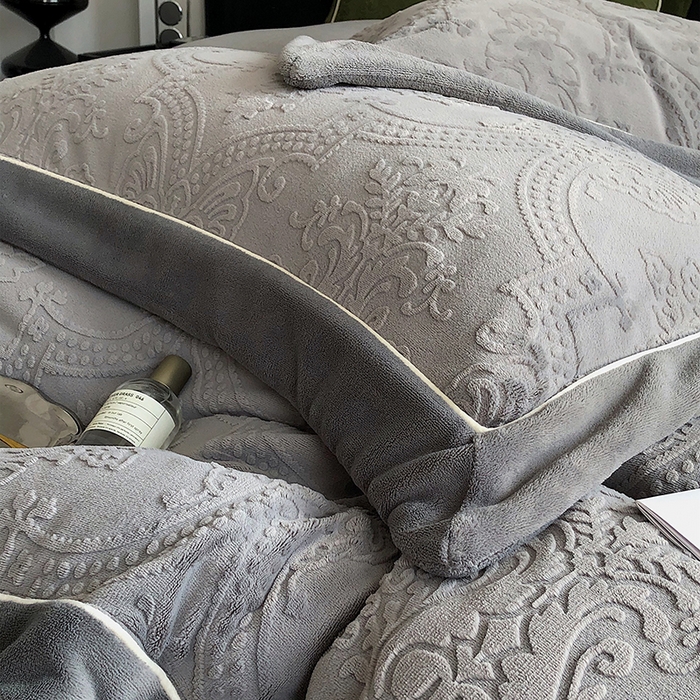 91家纺网 家纺一手货源 找家纺 宜代光年 2025新款德绒260克牛奶绒织带系列四件套 莱娜-钛灰