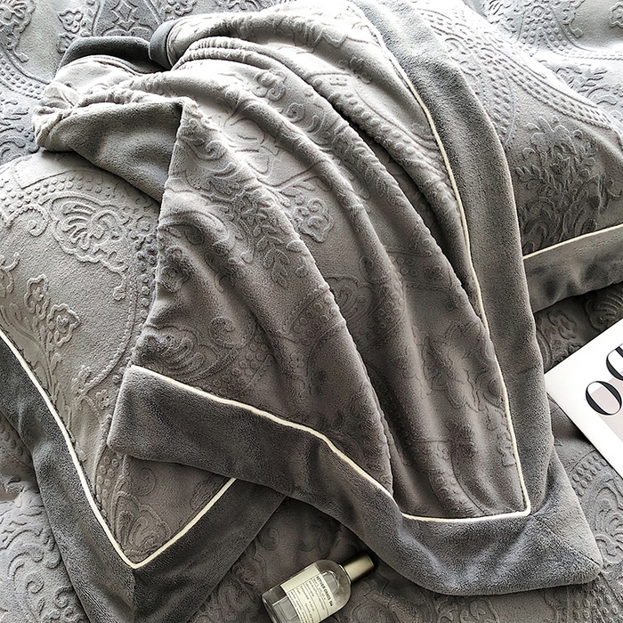 91家纺网 家纺一手货源 找家纺 宜代光年 2025新款德绒260克牛奶绒织带系列四件套 莱娜-钛灰