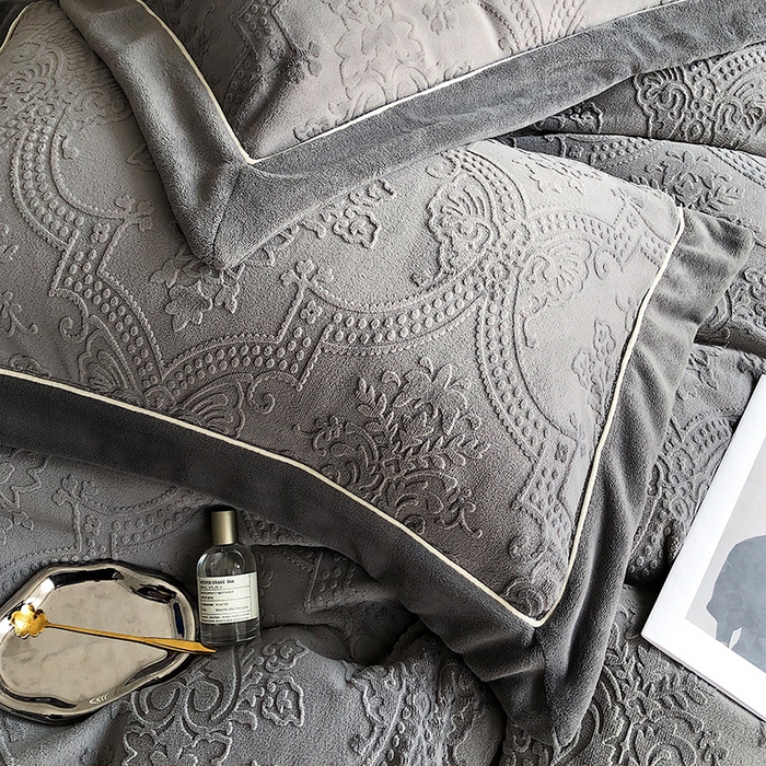 91家纺网 家纺一手货源 找家纺 宜代光年 2025新款德绒260克牛奶绒织带系列四件套 莱娜-钛灰