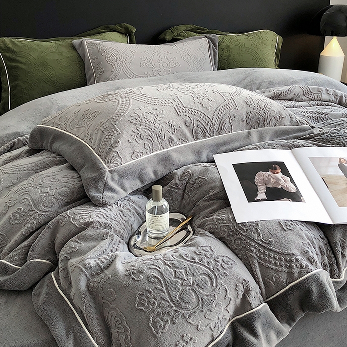 91家纺网 家纺一手货源 找家纺 宜代光年 2025新款德绒260克牛奶绒织带系列四件套 莱娜-钛灰