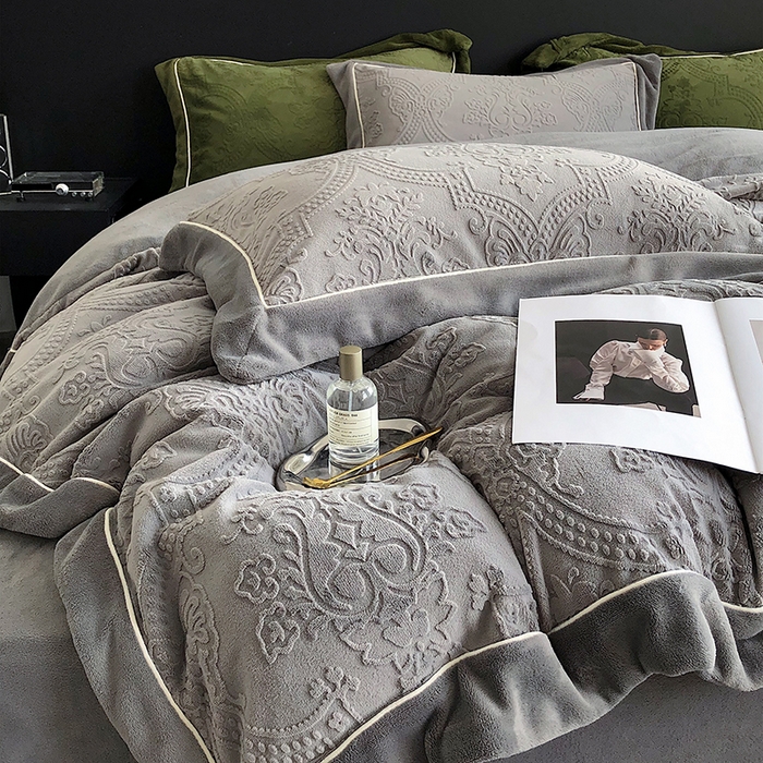 91家纺网 家纺一手货源 找家纺 宜代光年 2025新款德绒260克牛奶绒织带系列四件套 莱娜-钛灰