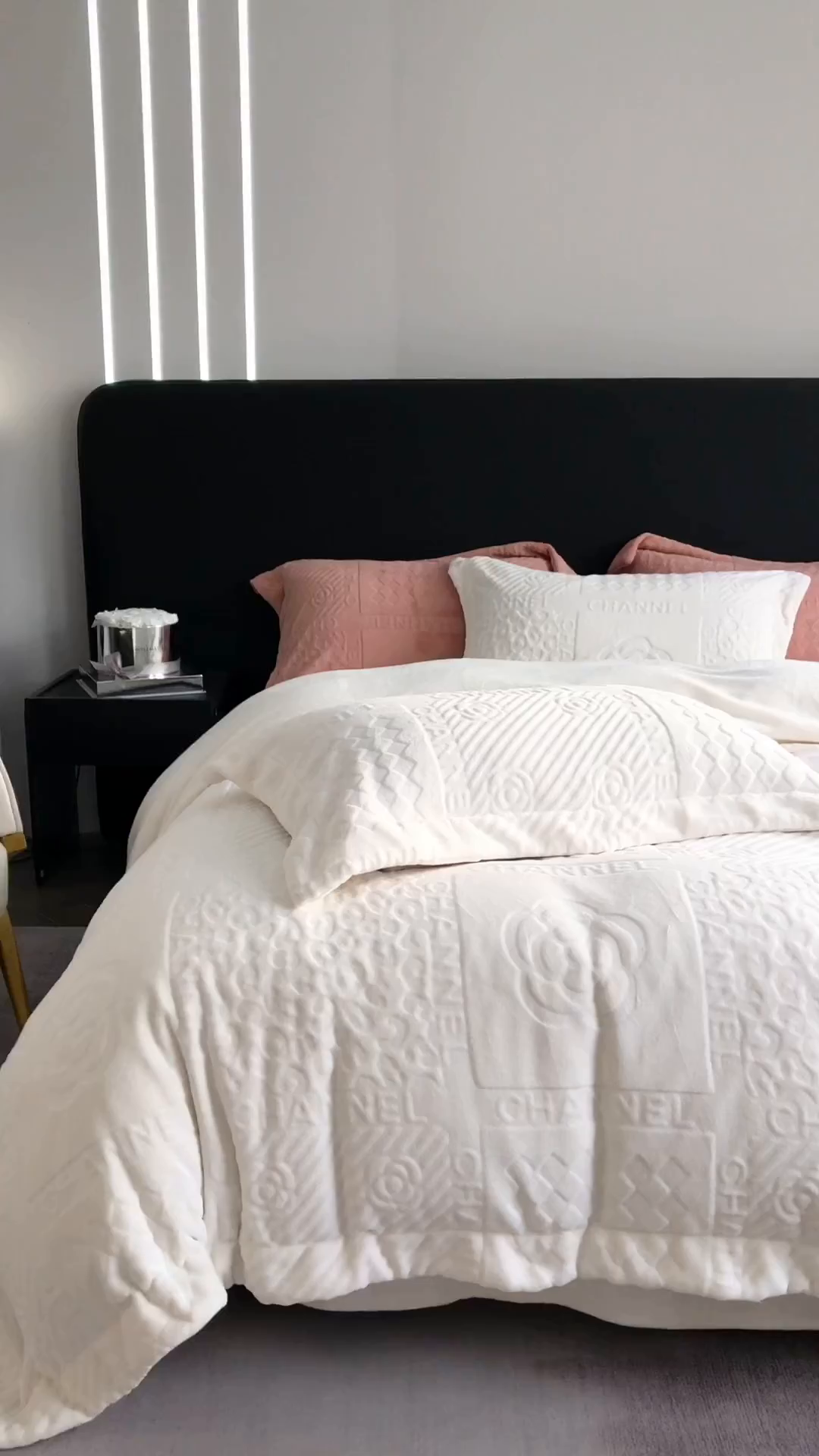 91家纺网 家纺一手货源 找家纺 宜代光年 2025新款德绒260克牛奶绒织带系列四件套 伊卡洛斯-米月白