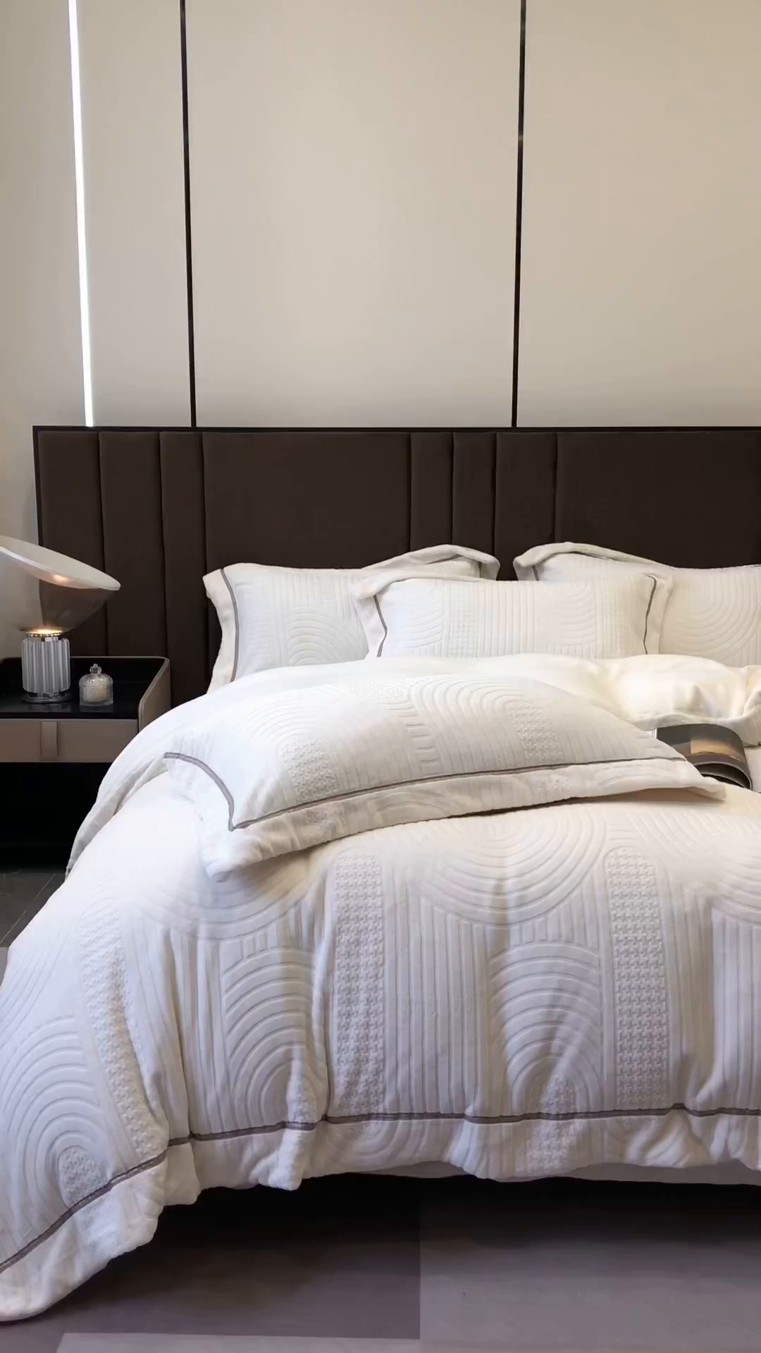 91家纺网 家纺一手货源 找家纺 （总）宜代光年 2025新款德绒260克牛奶绒织带系列四件套