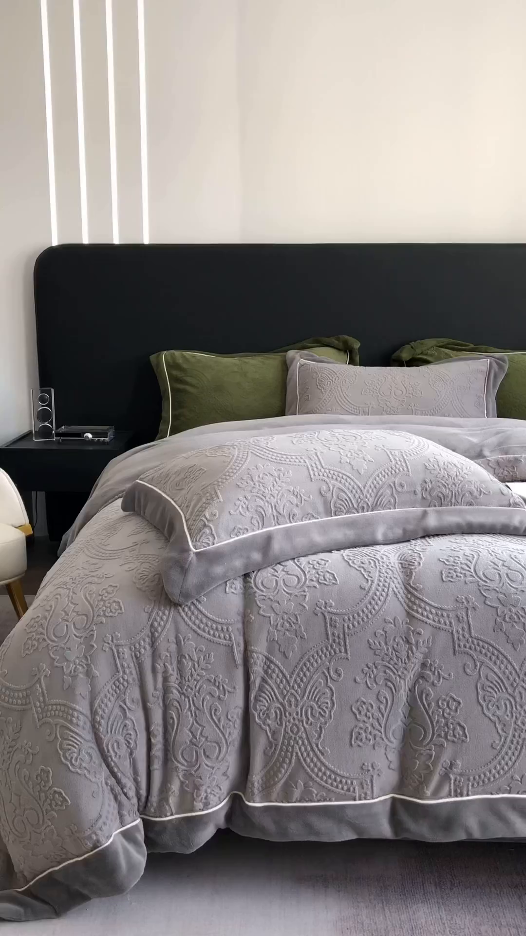 91家纺网 家纺一手货源 找家纺 宜代光年 2025新款德绒260克牛奶绒织带系列四件套 莱娜-钛灰