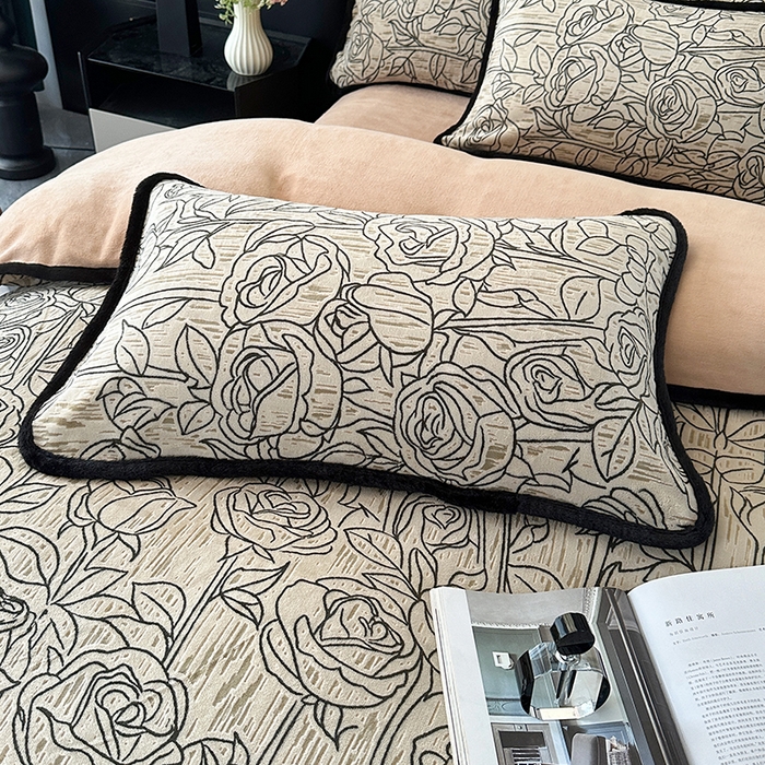 91家纺网 家纺一手货源 找家纺 柏薇 2025新款兔毛宽包边立体雕花牛奶绒四件套 山茶花