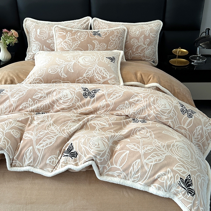 91家纺网 家纺一手货源 找家纺 柏薇 2025新款兔毛宽包边立体雕花牛奶绒四件套 星川