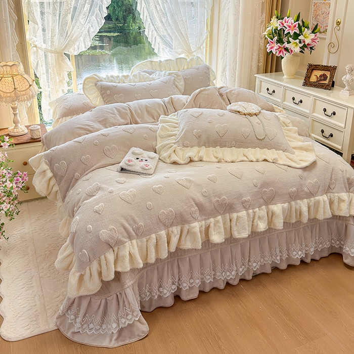 91家纺网 家纺一手货源 找家纺 宜凡家纺 2025新款兔绒提花牛奶绒夹棉床盖四件套 爱心 驼色