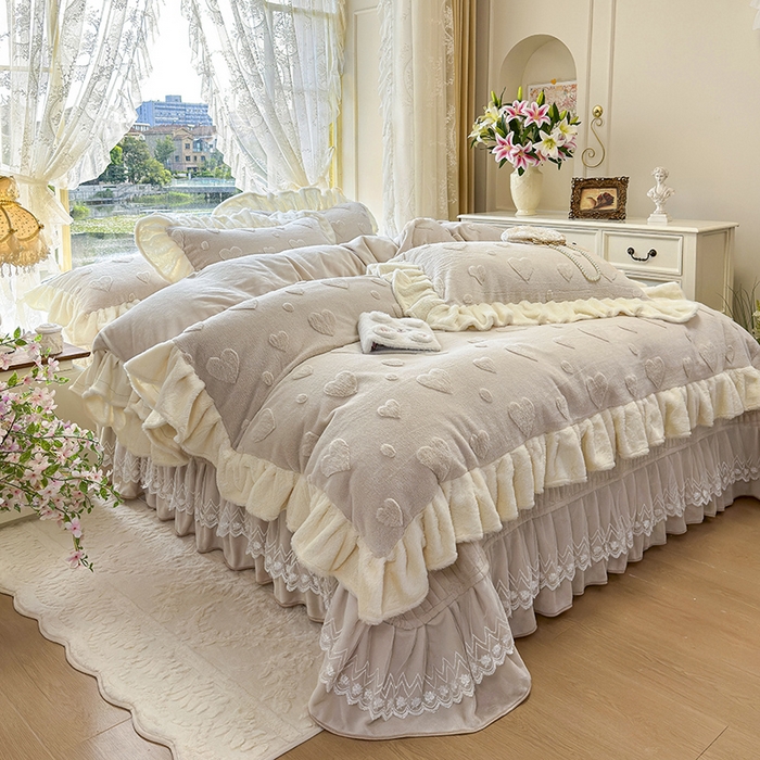 91家纺网 家纺一手货源 找家纺 宜凡家纺 2025新款兔绒提花牛奶绒夹棉床盖四件套 爱心 驼色