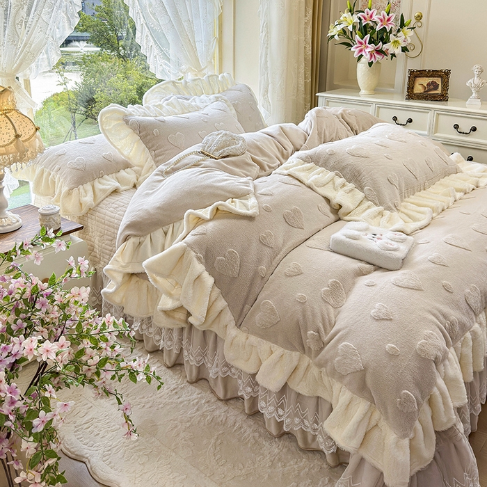 91家纺网 家纺一手货源 找家纺 宜凡家纺 2025新款兔绒提花牛奶绒夹棉床盖四件套 爱心 驼色