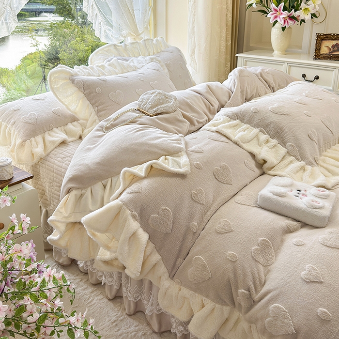 91家纺网 家纺一手货源 找家纺 宜凡家纺 2025新款兔绒提花牛奶绒夹棉床盖四件套 爱心 驼色