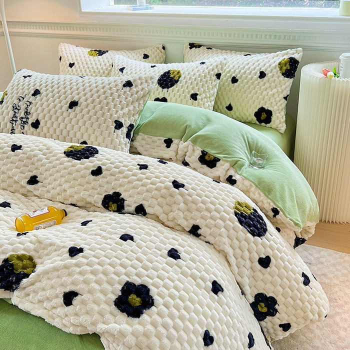 91家纺网 家纺一手货源 找家纺 宜代光年 2025新款大豆绒提花系列四件套（提供买家秀）-印花款 大豆绒-黑草莓