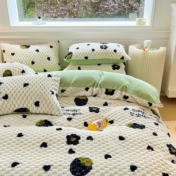 91家纺网 家纺一手货源 找家纺 宜代光年 2025新款大豆绒提花系列四件套（提供买家秀）-印花款 大豆绒-黑草莓