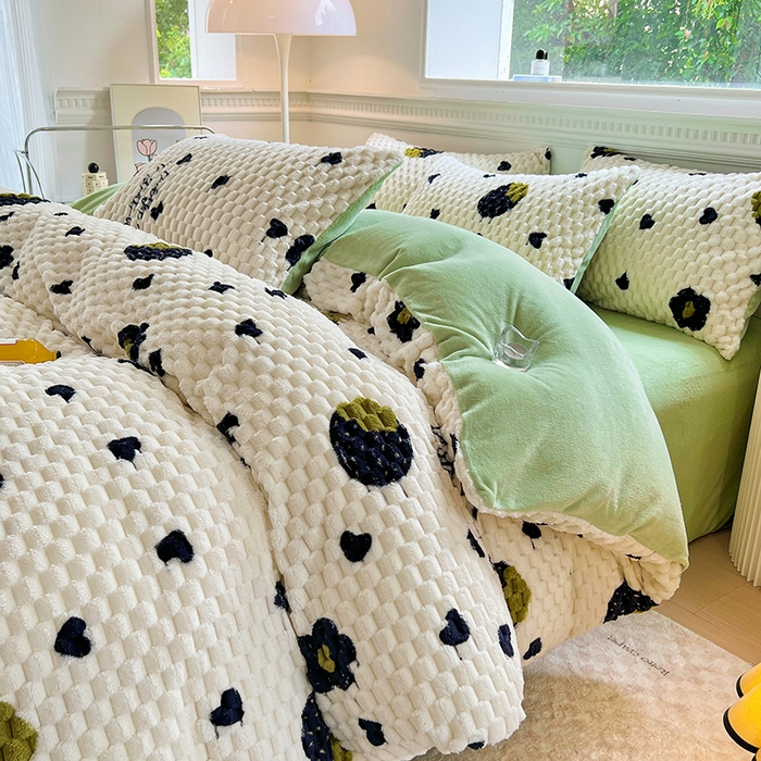 91家纺网 家纺一手货源 找家纺 宜代光年 2025新款大豆绒提花系列四件套（提供买家秀）-印花款 大豆绒-黑草莓